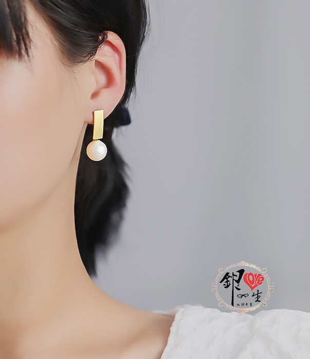 s925純銀  金色工業風 不對稱 耳釘式 耳環